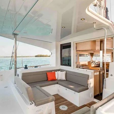 Πλωτό κατάλυμα Life & Boat