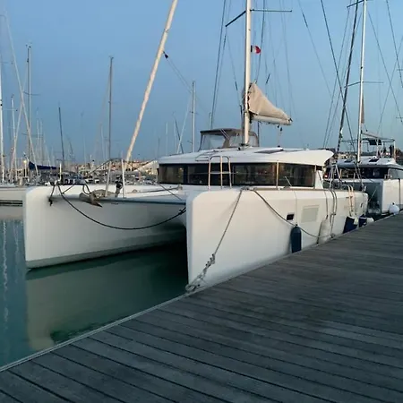 Πλωτό κατάλυμα Life & Boat *