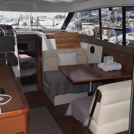 Πλωτό κατάλυμα Life & Boat